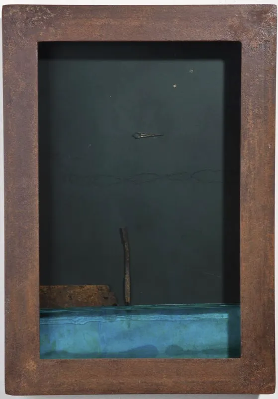 De la serie Crnicas de viaje / 1987 / Ensamble de objetos, hierro, vidrio y resinas en marco metlico / 42 x 20 x 5 cm 