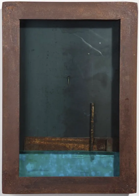 De la serie Crnicas de viaje / 1987 / Ensamble de objetos, hierro, vidrio y resinas en marco metlico / 42 x 20 x 5 cm 