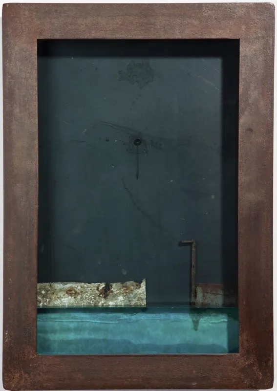 De la serie Crnicas de viaje / 1987 / Ensamble de objetos, hierro, vidrio y resinas en marco metlico / 42 x 20 x 5 cm 