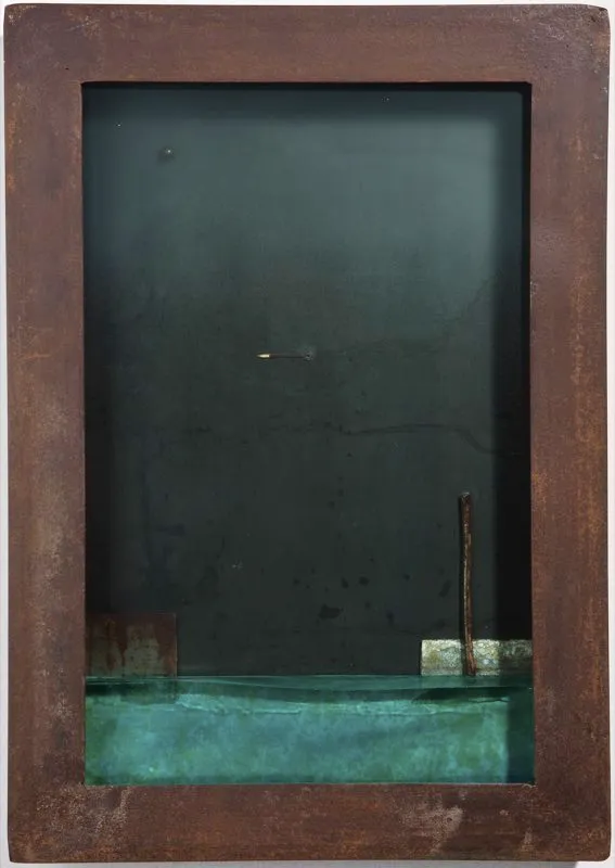 De la serie Crnicas de viaje / 1987 / Ensamble de objetos, hierro, vidrio y resinas en marco metlico / 42 x 20 x 5 cm 