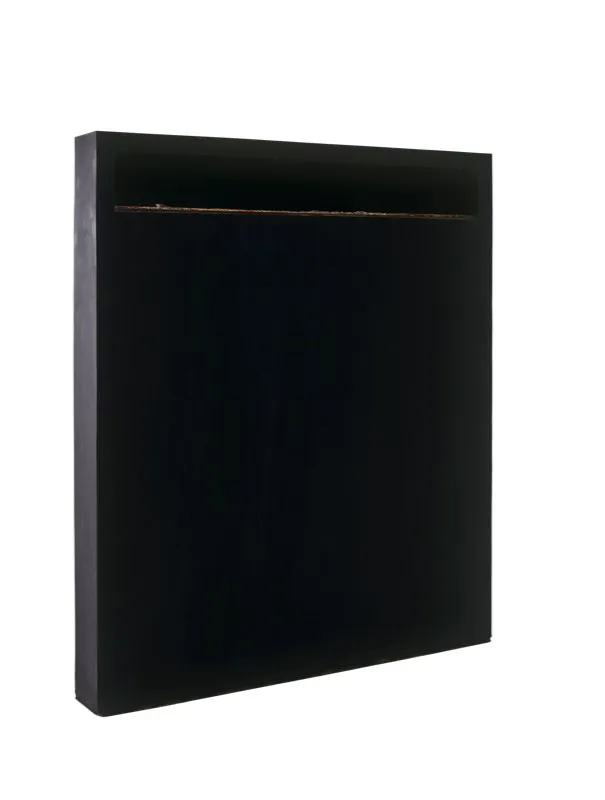Puerto / 1994 / Ensamble de resinas 
en caja de hierro / 125 x 100 x 25 cm 