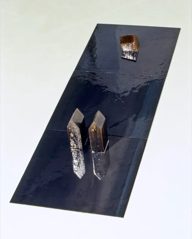 Lluvia / 1998 / Metales, resinas y objetos / 18 x 60 x 160 cm