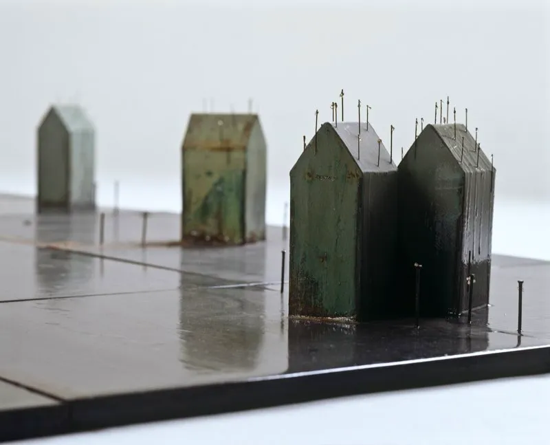 Lluvia / 1996 / (detalle) / Metal, resinas y agujas.