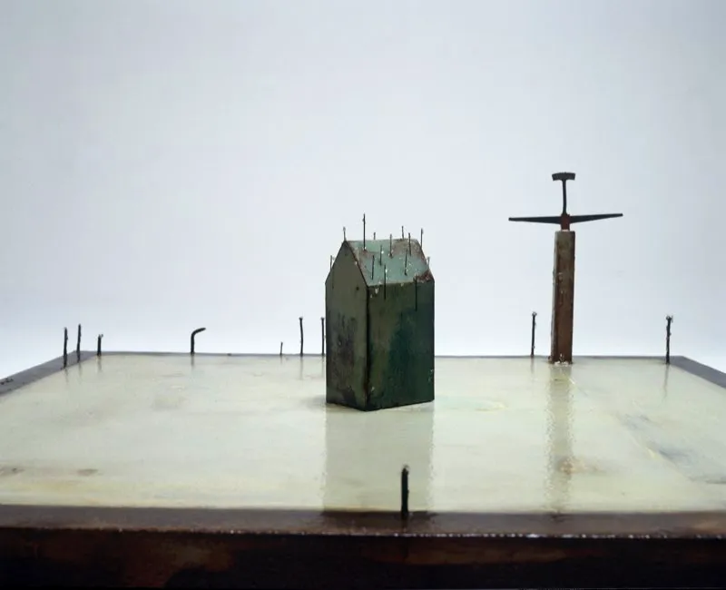 Puerto / 1997 / (detalle) / Ensamble: hierro, objetos y resinas / 21 x 100 x 100 cm
