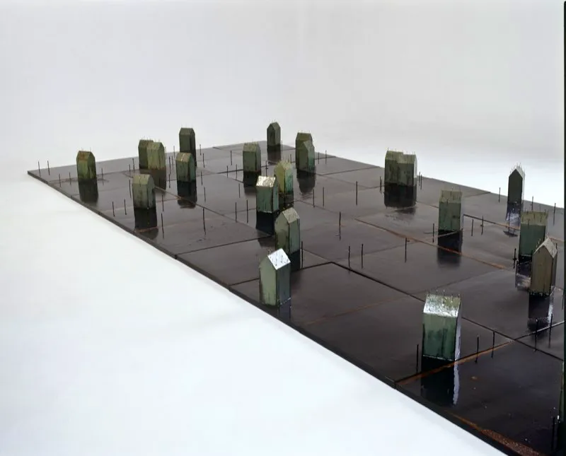 Lluvia / 1996 / Ensamble: objetos y resinas sobre láminas de hierro / Dimensiones variables / Módulos: 15 x 50 x 50 cm