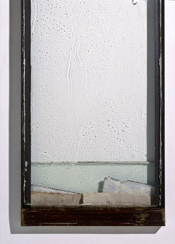 Lluvia / 1996 / (detalle) / Ensamble: vidrio, cartas y resinas / 200 x 65 x 9 cm