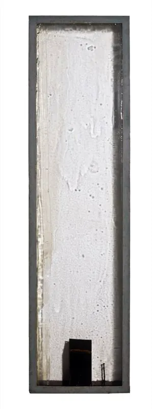 Lluvia / 1996 / Ensamble de vidrio, objetos y resinas en marco metálico / 148 x 65 x 9 cm