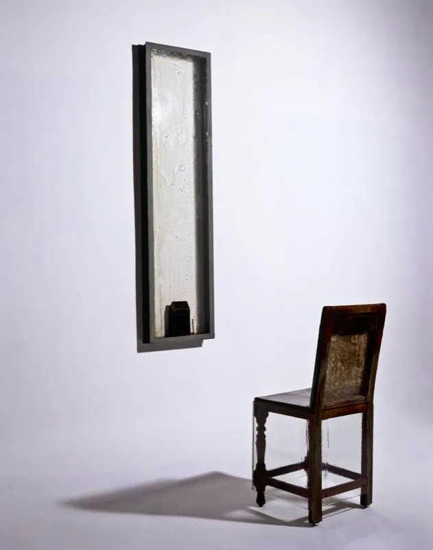 De la serie Lluvia / 1996 / Instalación con silla, vidrio y resinas.