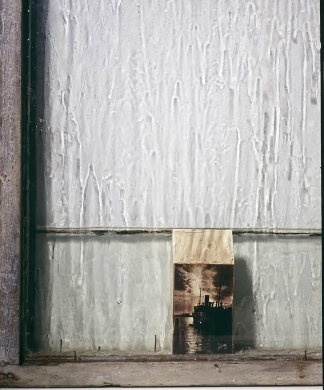 Lluvia / 1996 / Ensamble de vidrio, objetos y resinas en marco metálico / 148 x 65 x 9 cm
