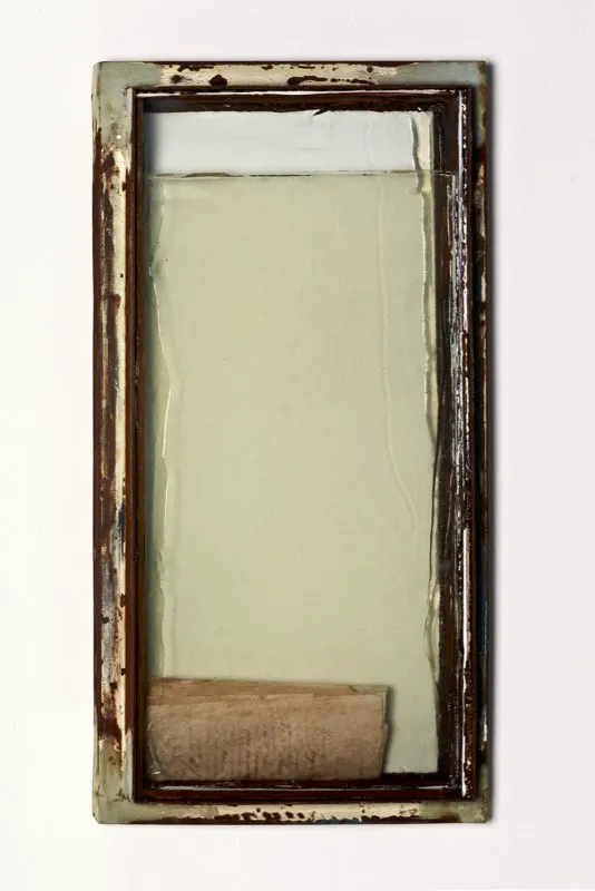 Lluvia / 1996 / Ensamble: vidrio, cartas y resinas en marco metálico / 80 x 40 x 9 cm
