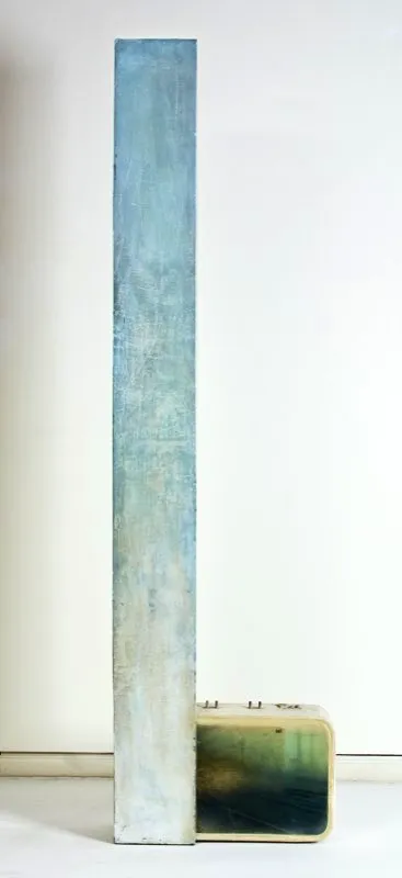 Agosto / 2007 / Columna de metal, maleta y fotografía / 200 x 90 x 40 cm