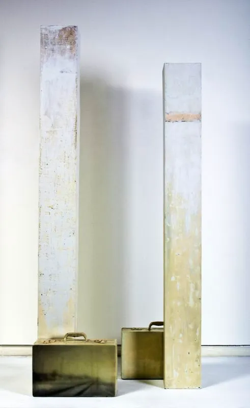 Agosto / 2007 / Columna de metal, maleta y fotografía / 200 x 90 x 40 cm y 180 x 80 x 40 cm