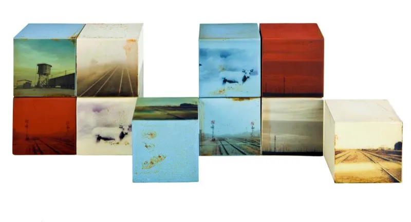 De la serie Viaje / 2007 / Hierro, fotografías y resinas / 13 x 13 x 13 cm