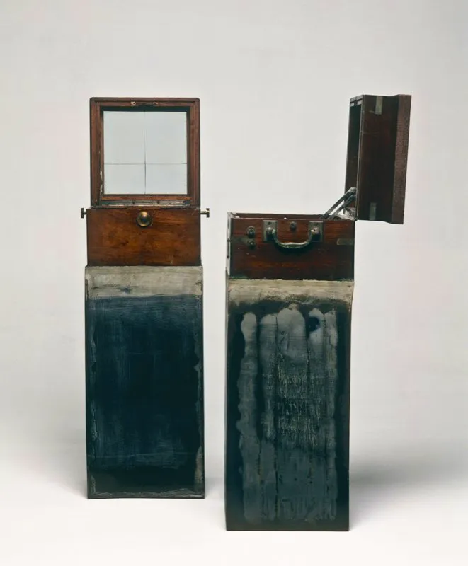 Puerto / 1994 / Ensamble: objetos de navegación en caja de madera sobre columna de hierro / 81 x 25 x 25 cm
