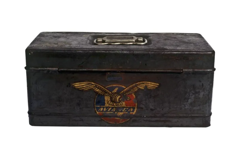 Absences / 1992 / Ensamble en caja de
correos / 17 x 35 x 13 cm