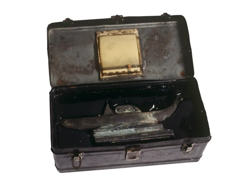 Absences / 1992 / Ensamble en caja de
correos / 17 x 35 x 13 cm