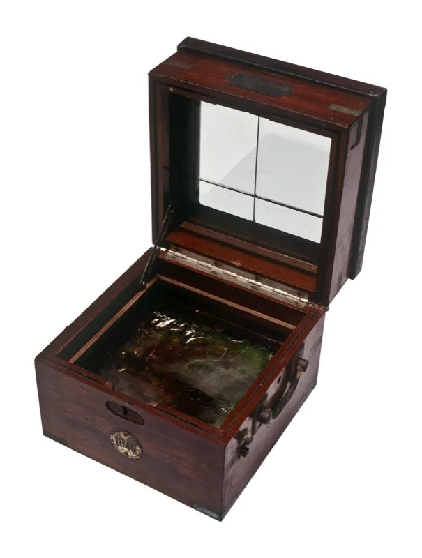 Puerto / 1994 / Ensamble: objetos
de navegación en caja de madera / 21 x 25 x 25 cm