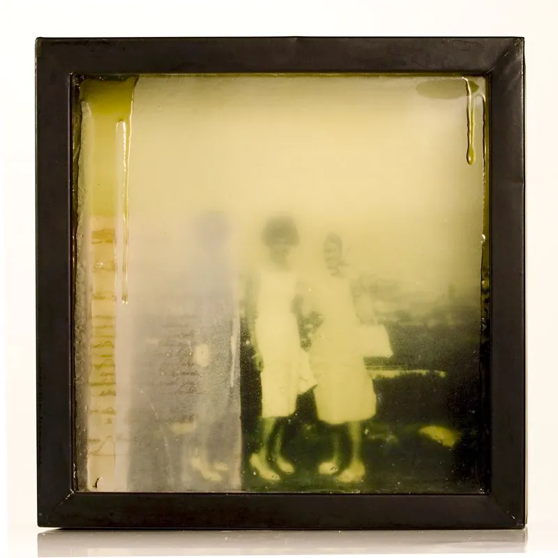 De la serie Sur / 2004 / Fotografía encontrada, cartas, resinas, acrílicos, hierro / 50 x 50 x 12 cm