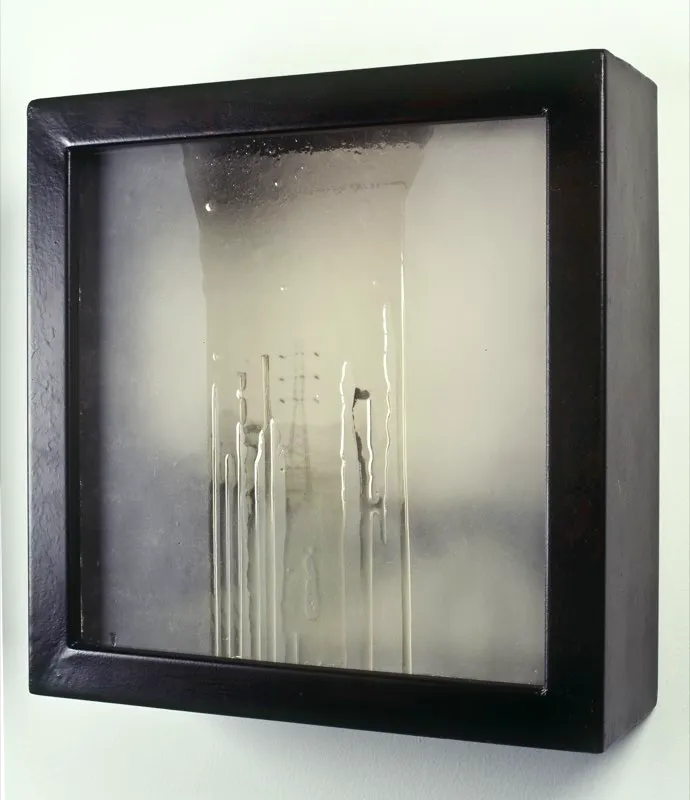 De la serie Sur / 2002 / Ensamble: lámina de hierro, acrílico, fotografía, resinas y objetos / 50 x 50 x 12 cm