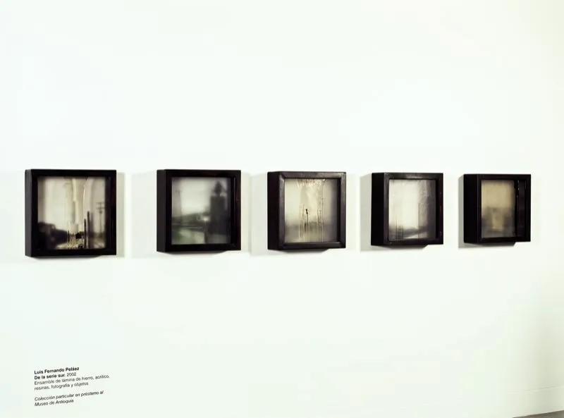 De la serie Sur / 2002 / Ensamble: lámina de hierro, acrílico, resinas, fotografía y objetos / 50 x 50 x 12 cm