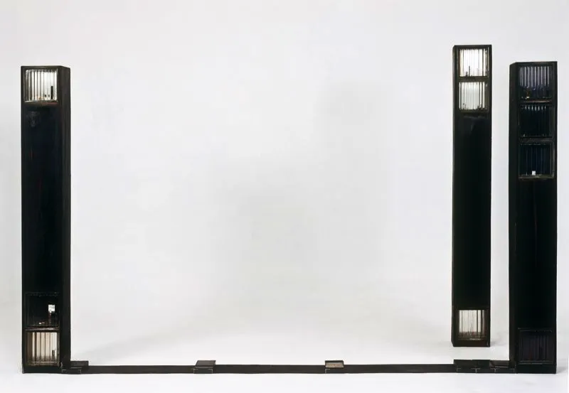 De la serie Ciudad, ciudad / 1992 / Ensamble: diversos objetos urbanos / Instalación / Módulos: 180 x 22,2 x 21 cm