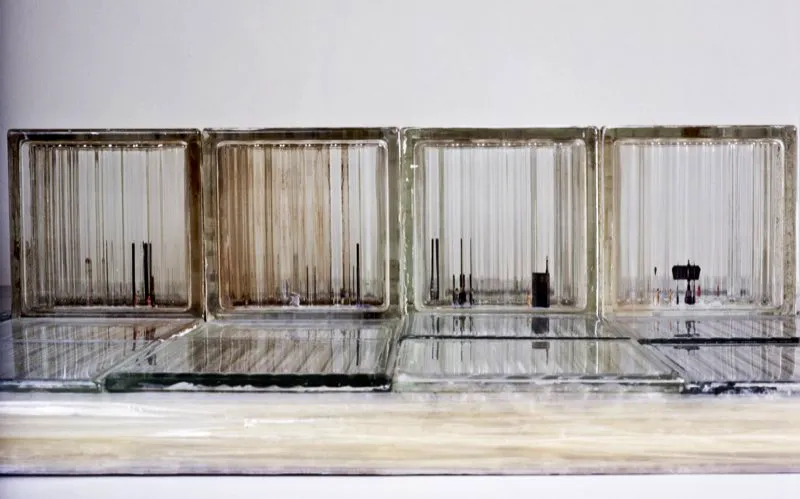Ciudad blanca / 1992 / Ensamble: objetos y elementos de construcción / 25 x 120 x 120 cm