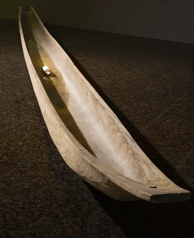 Bajo la luna / 2004 / Objetos encontrados, maleta, silla, madera y canoa / Dimensiones variables.