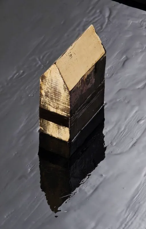 Azar / 2006 / (detalle) / Hierro, telas, resinas y objetos / 30 x 200 x 200 cm
