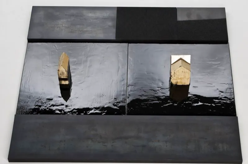 Azar / 2006 / Hierro, telas, resinas y objetos / 30 x 200 x 200 cm
