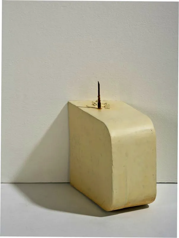 De la serie Agosto / 2008 / Maleta, fotografía, hierro y resina / 40 x 20 x 16 cm
