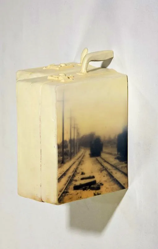 De la serie Agosto / 2008 / Maleta, fotografía y resina / 40 x 20 x 16 cm
