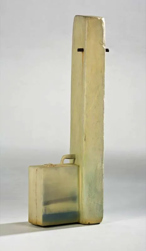 De la serie Agosto / 2008 / Columna de metal, maleta y fotografía / 160 x 90 x 40 cm