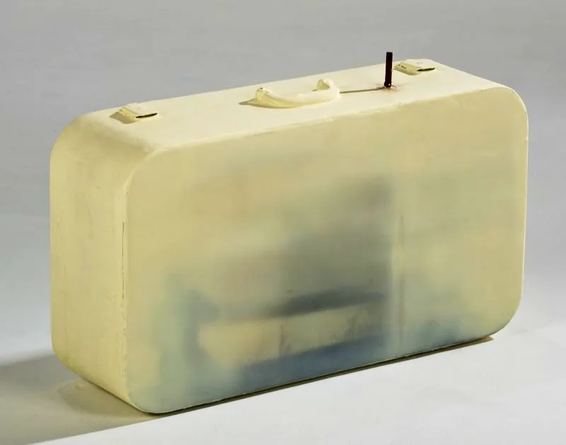De la serie Agosto / 2008 / Maleta, fotografía, hierro y resina / 40 x 50 x 16 cm