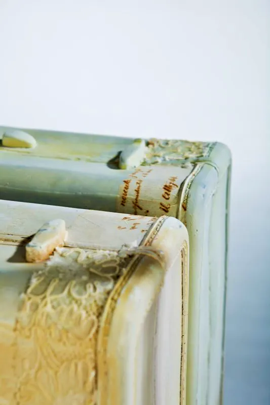 De la serie Agosto / 2009 / (detalle) / Ensamble: maletas, resinas y placa metálica / 52 x 44 x 24 cm