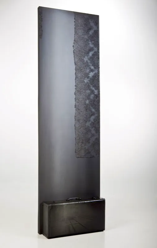 De la serie Azar / 2010 / Columna de metal, maleta, tela y fotografía / 200 x 60 x 26 cm