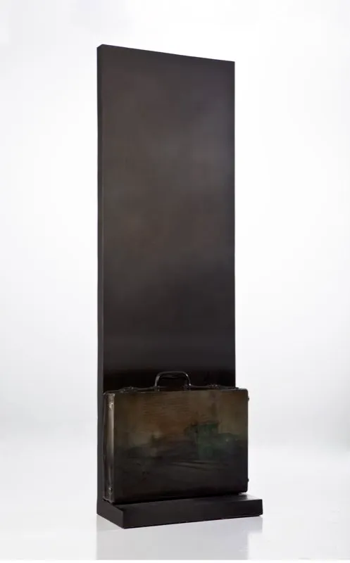 De la serie Agosto / 2010 / Columna de metal, maleta y fotografía / 205 x 60 x 26 cm