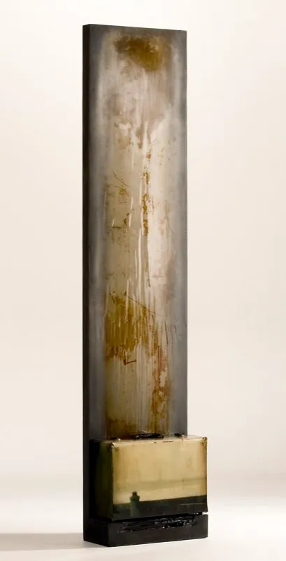 De la serie Sur / 2004 / Objeto encontrado, fotografías, resinas y hierro / 205 x 50 x 30 cm