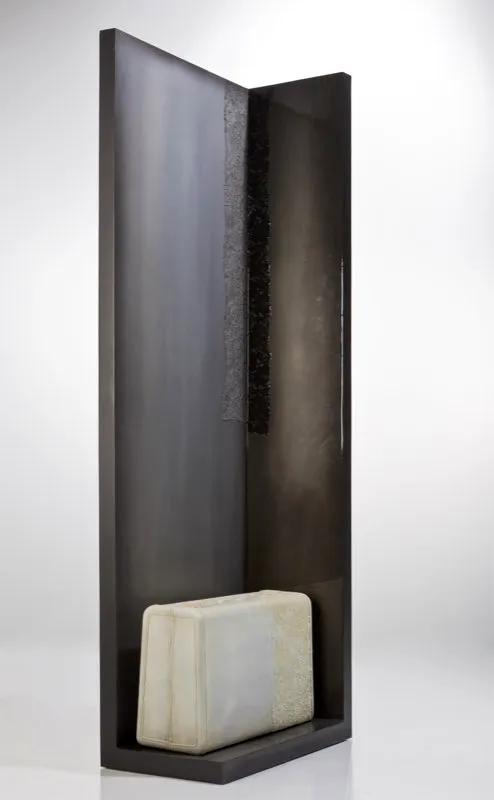 De la serie Azar / 2010 / Columnas de metal, maleta y telas / 200 x 60 x 26 cm