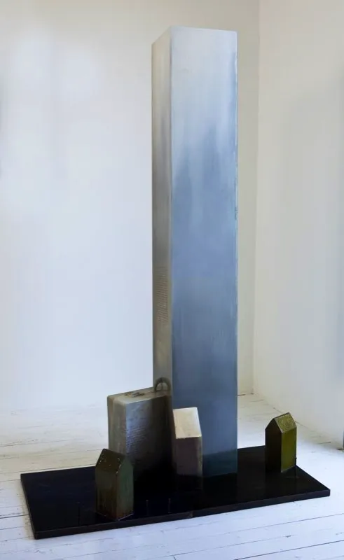 De la serie Agosto / 2010 / Ensamble: objetos, clavos, fotografía intervenida, resinas, columna y placa metálica / 200 x 120 x 60 cm