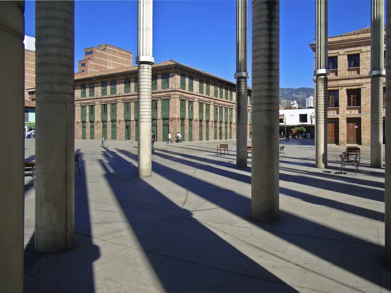 Plaza de la luz / 2002-2005 / Medelln / (detalle) / Luis Fernando Pelez y Juan Manuel Pelez Freidel / rea 16.000 m2 con 300 torres de 22 m de altura.
 