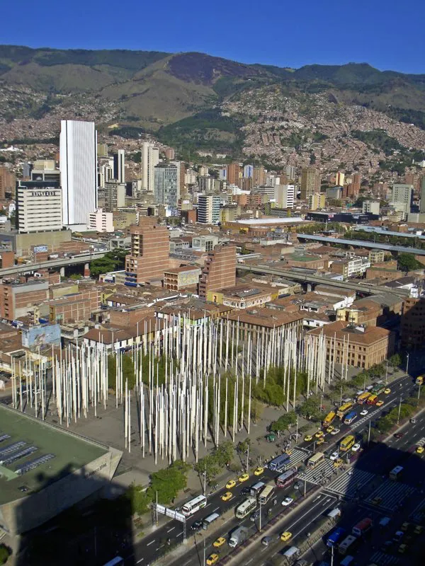 Plaza de la luz / 2002-2005 / Medelln / (detalle) / Luis Fernando Pelez y Juan Manuel Pelez Freidel / rea 16.000 m2 con 300 torres de 22 m de altura.
 