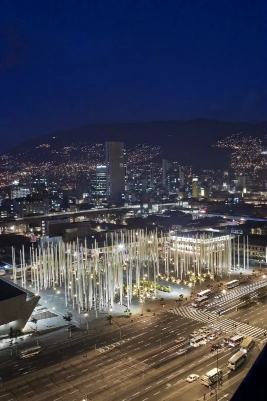 Plaza de la luz / 2002-2005 / Medelln / (detalle) / Luis Fernando Pelez y Juan Manuel Pelez Freidel / rea 16.000 m2 con 300 torres de 22 m de altura.
 