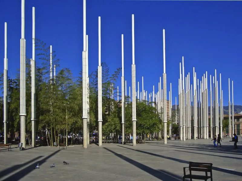 Plaza de la luz / 2002-2005 / Medelln / (detalle) / Luis Fernando Pelez y Juan Manuel Pelez Freidel / rea 16.000 m2 con 300 torres de 22 m de altura.
 