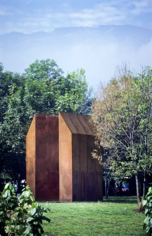 La casa amarilla / 1997 / Hierro y grabado sobre bronce / 650 cm de altura 