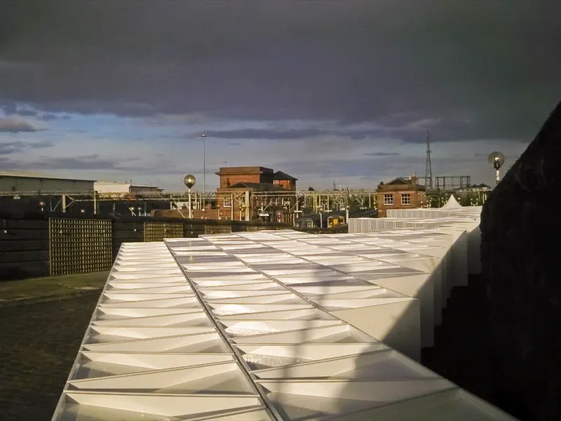 Nexus Liverpool, Inglaterra / (detalle) / Ms de 400 columnas triangulares de 400 cm 