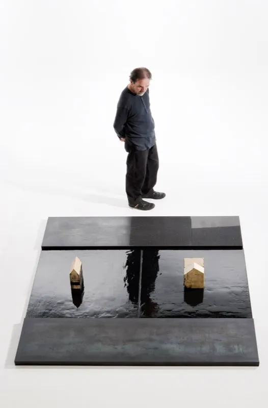 Azar / 2006 / Hierro, telas, resinas y objetos / 30 x 200 x 200 cm 