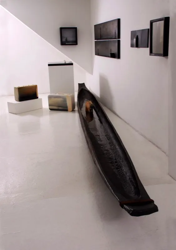 Canoas / 2010 / (detalles) / Instalación. Objetos encontrados, madera y canoa / Dimensiones variables.