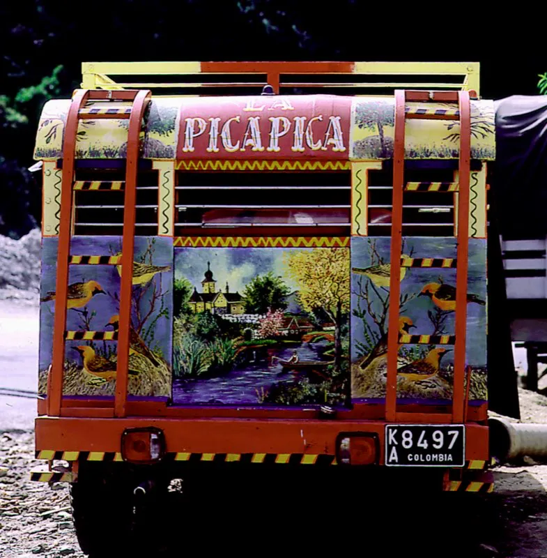 Camión escalera con carrocería en madera pintada con paisaje. Rionegro, Antioquia. Pilar Gómez