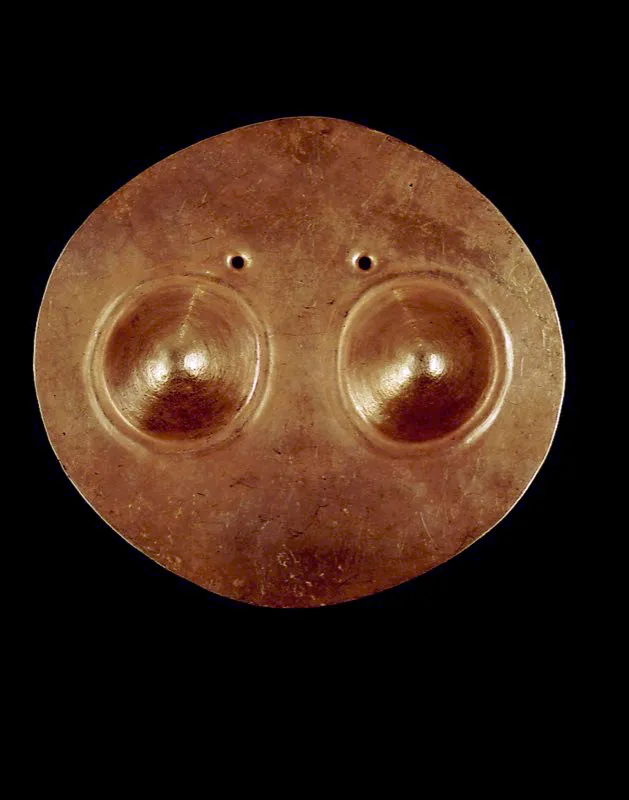 Pectoral mamiforme prehispánico en oro martillado y repujado. S. X d. C. Cultura Sinú. Diego Samper