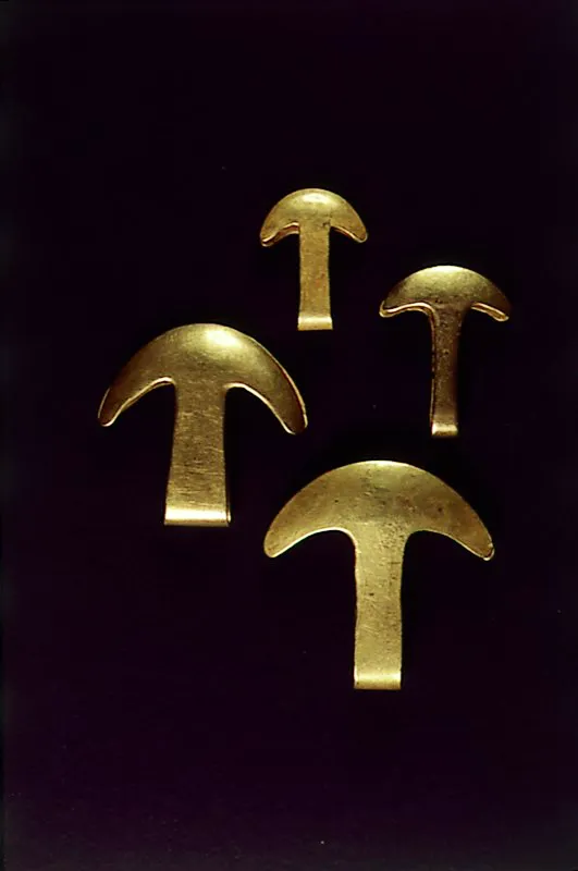 Objetos prehispánicos en oro. Agujas y pinzas depilatorias. José Fernando Machado